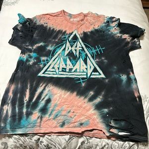 Def Leppard distressed t shirt. From forever 21. Size M/L